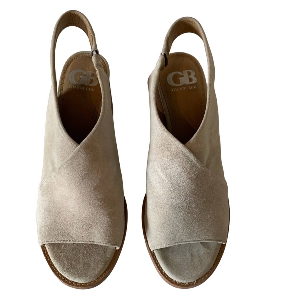Gianni Bini Outta Town suede leather sandals, stacked heels. Creamy tan